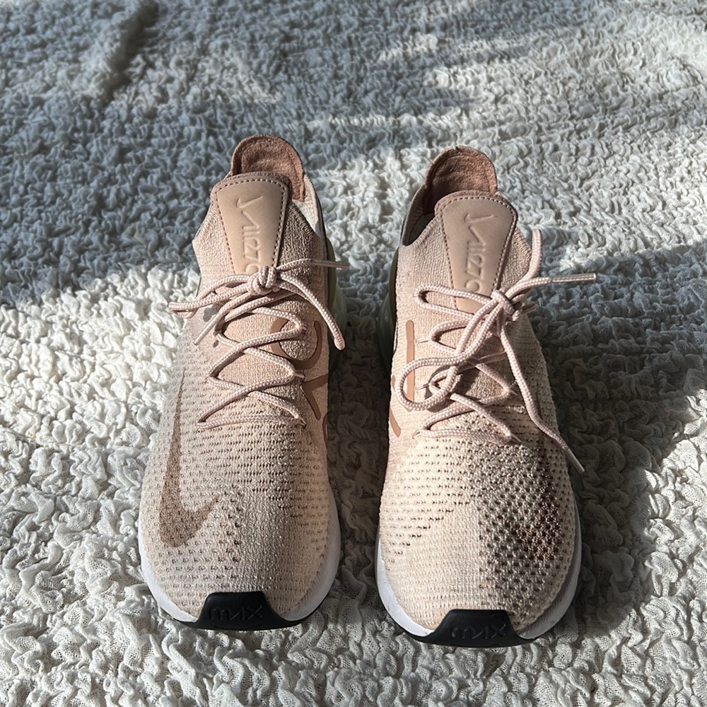 Nike Light pink/beige Air Max 270